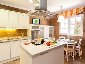 Fridge, oven, stovetop, coffee/tea maker
