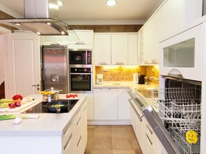 Geladeira, micro-ondas, fogão, cooktop