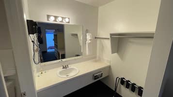 Kamar Single Basic | Kamar mandi | Kombinasi shower/bathtub, handuk, sabun, dan sampo