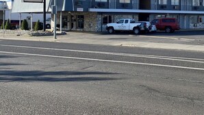 Ein Motel mit einem Schild, auf dem 'Super Nova Extended Stay Hotel' steht, und einem weißen Pick-up-Truck, der vor der Tür geparkt ist.