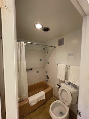 Habitación individual básica | Baño | Ducha y bañera combinadas, toallas, jabón y champú