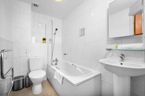 Un baño moderno con inodoro, bañera y lavamanos.