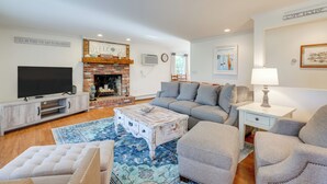 A living room with a fireplace, a television, and a sofa. - Great for Families! Brewster Home 6 Mi to Beach (Brewster)