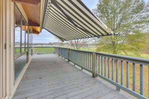 Terrace/patio - Great for Groups! Farmhouse in Jordan Lake Area (Siler City)