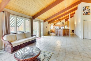 Fireplace, ping pong - Great for Groups! Farmhouse in Jordan Lake Area (Siler City)