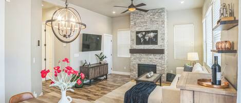 Smart-TV, Kamin, DVD-Player, Bücher