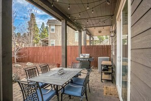 Outdoor dining - Peaceful Home Near Downtown & NAU - Dogs OK - Fire Pit (Flagstaff)