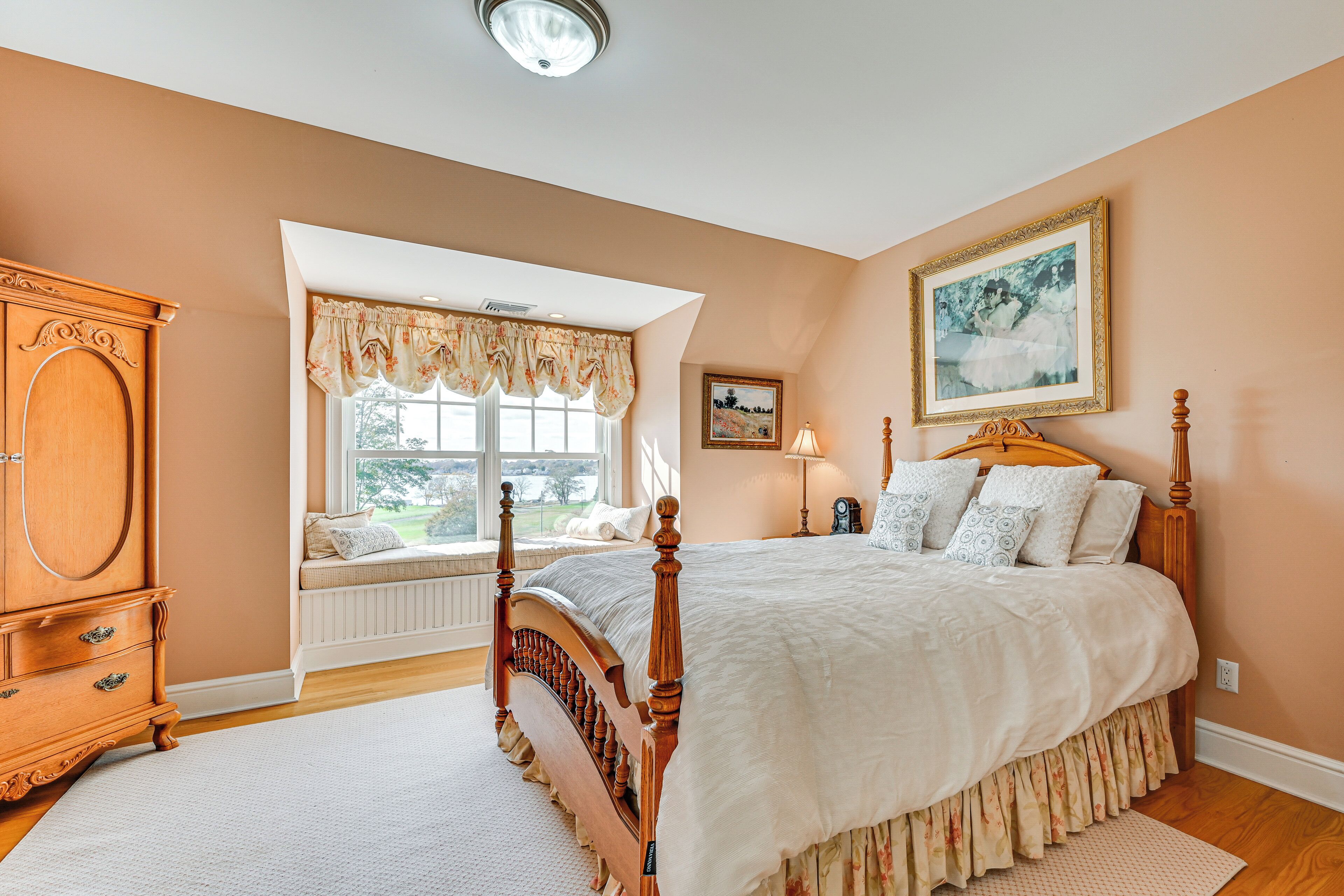 4 bedrooms, iron/ironing board, internet, bed sheets