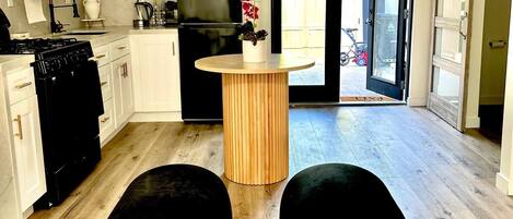 Micro-ondes, four, plaque de cuisson