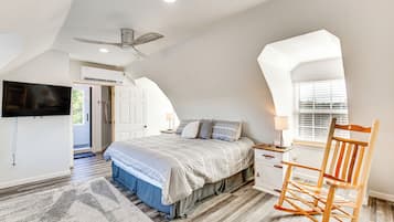 1 chambre, bureau, fer et planche à repasser, lit de bébé portatif