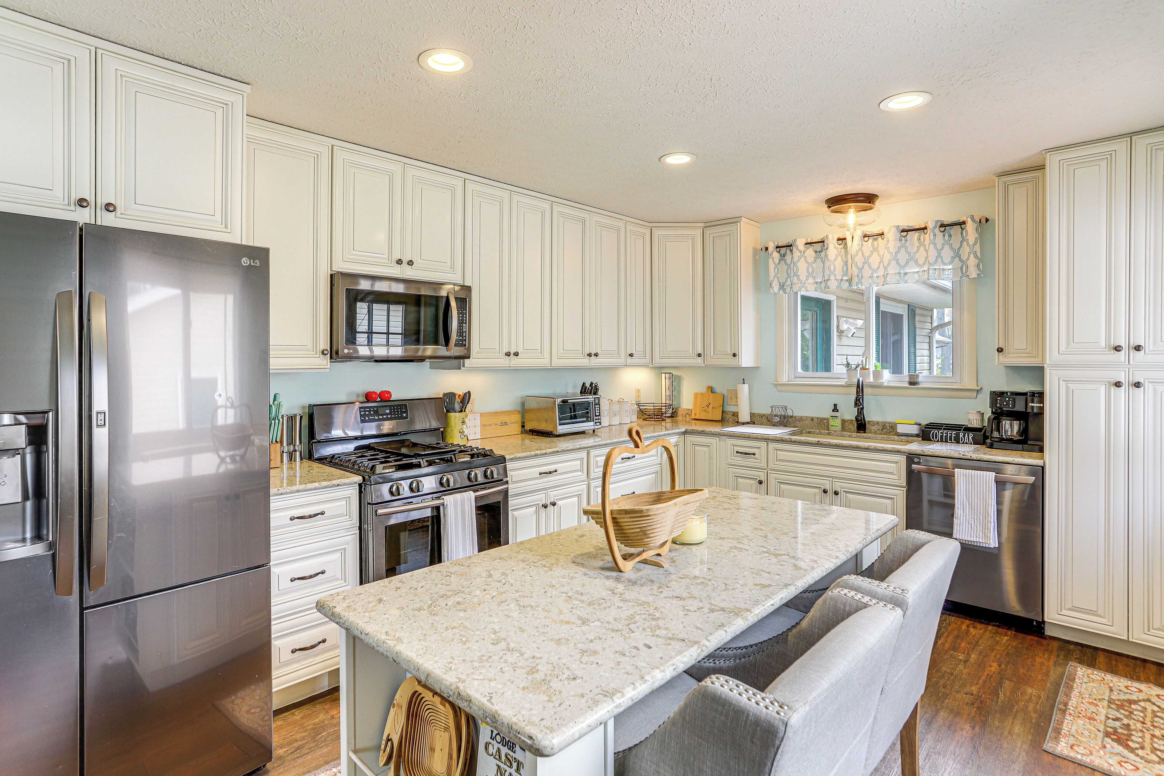 Fridge, microwave, stovetop, dishwasher