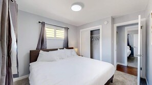 3 bedrooms, iron/ironing board, travel cot, WiFi - Charming Upper Home Cozy & Relaxing Retreat (Arvada)