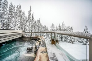 Deluxe Townhome, Mountain View | Private spa tub - Fresh Tracks Retreat Ski In Out Hot Tub (Beaverdell)