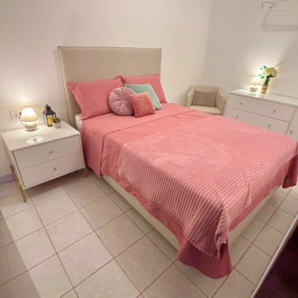 3 bedrooms, desk, iron/ironing board, free WiFi
