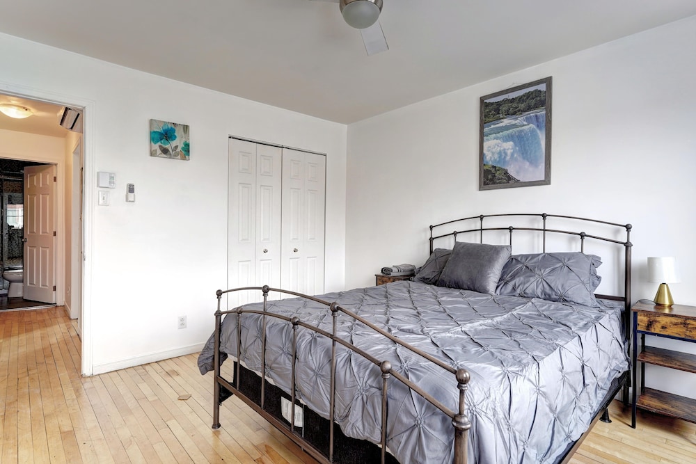 Charming unit with Balcony - Near Highway 40 - Montreal | Vrbo