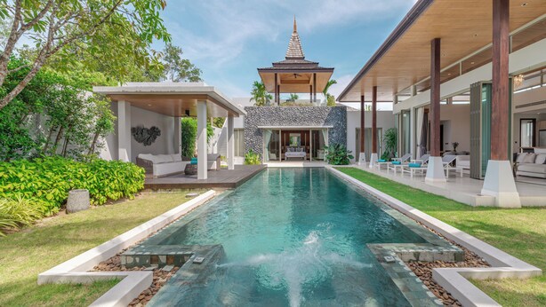 Un resort moderno con piscina, mobiliario exterior y una estructura de estilo pagoda.
