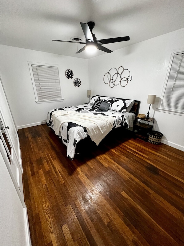 3 habitaciones, tabla de planchar con plancha, wifi y ropa de cama 