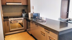 Refrigerador, microondas, horno y parrilla de estufa