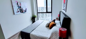1 chambre, bureau, fer et planche à repasser, lit parapluie