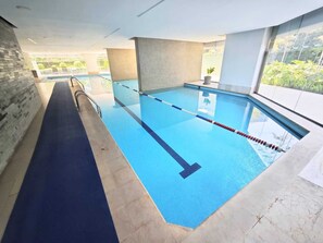 Una piscina cubierta, una piscina climatizada