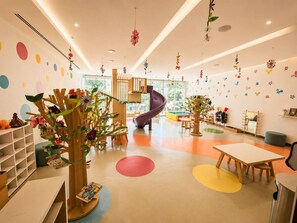A children's play area with a slide, colorful wall decorations, and a variety of play furniture. - Luxury Escape Indoor Pool, Gym, High Speed WiFi (Ciudad de México)