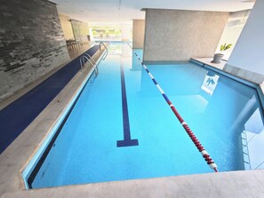 Una piscina cubierta, una piscina climatizada