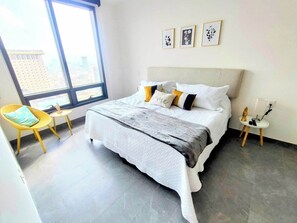 1 chambre, bureau, fer et planche à repasser, lit de bébé portatif