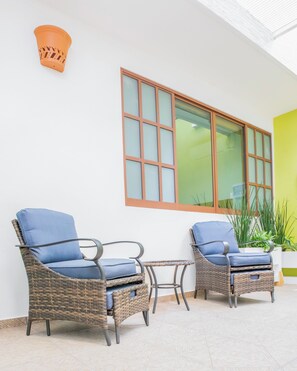 Deluxe Studio, Tower | Living area | 50-inch Smart TV with digital channels, Netflix, streaming services - CASA MARIANO (Morelia)