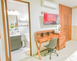 In-room safe, desk, laptop workspace, iron/ironing board - CASA MARIANO  (Morelia)