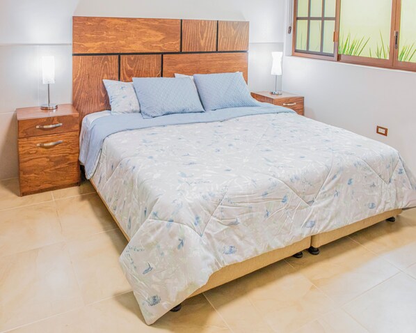 Deluxe Studio, Tower | Peti besi dalam bilik, meja, ruang kerja komputer riba