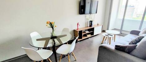 Een smart-tv en boeken