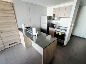 Refrigerador, microondas, horno y parrilla de estufa