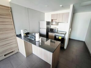 Jääkaappi, mikroaaltouuni, uuni, liesi