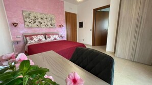 Desk, laptop workspace, soundproofing, WiFi (free) - B&B Angelina (Minturno)