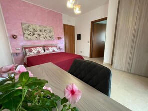 Bàn, khu vực làm việc phù hợp cho laptop, phòng cách âm