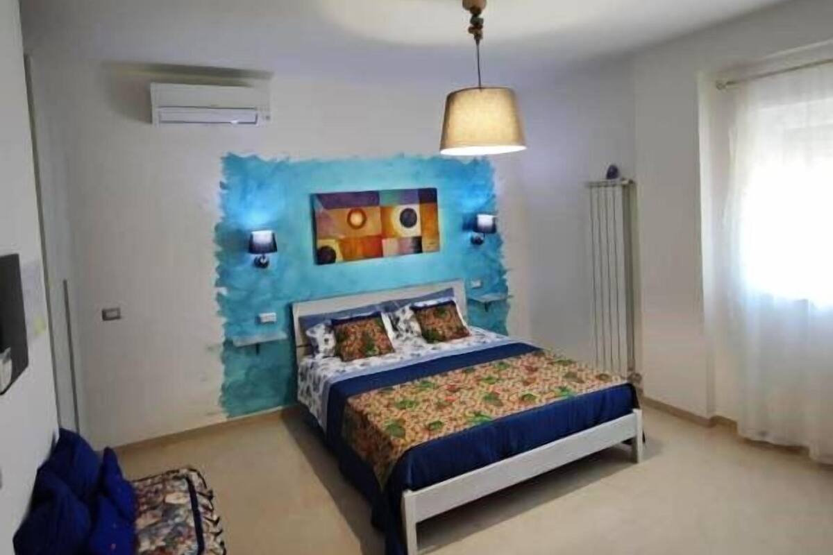Desk, laptop workspace, soundproofing, WiFi (free)