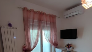 Comfort Double or Twin Room, Mountain View | Desk, laptop workspace, soundproofing, WiFi (free) - B&B Angelina (Minturno)