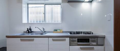 Réfrigérateur, micro-ondes, batterie de cuisine, vaisselle et ustensiles