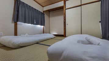 2 bedrooms, iron/ironing board, internet