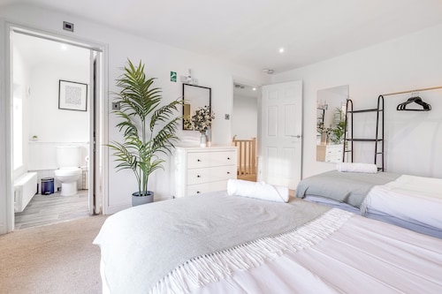 Contractor House • 6 Beds • 3-Car Driveway • Superfast Wifi