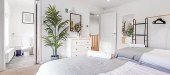 Contractor House • 6 Beds • 3-Car Driveway • Superfast Wifi