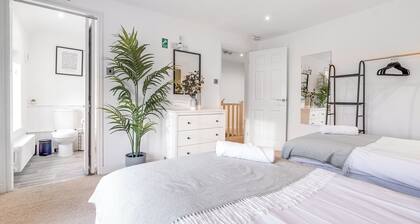 Contractor House • 6 Beds • 3-Car Driveway • Superfast Wifi