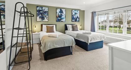 3 Spacious Twin Bedrooms, Games room, 6 Mins from M1
