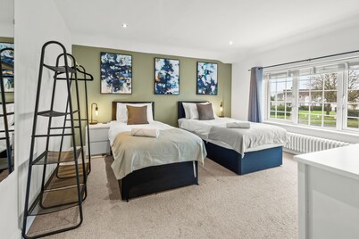 3 Spacious Twin Bedrooms, Games room, 6 Mins from M1
