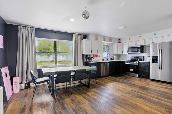 Fridge, microwave, oven, stovetop - Pool+Fire Pit+Grill+Walk to Lake+Close to Disney+Pet Friendly (St. Cloud)