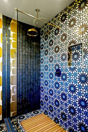 Shower, hair dryer, slippers, towels - The Stardust Hotel (Palm Springs)