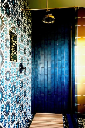 Shower, hair dryer, slippers, towels - The Stardust Hotel (Palm Springs)