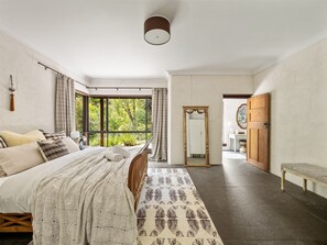 4 bedrooms, iron/ironing board, internet
