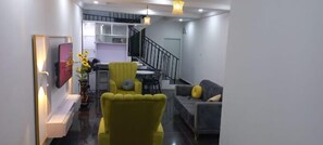Apartamento de lujo, balcón, vistas a la ciudad | Zona de estar | Una televisión de pantalla plana