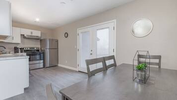 Frigorífic, microones, forn i placa de cuina